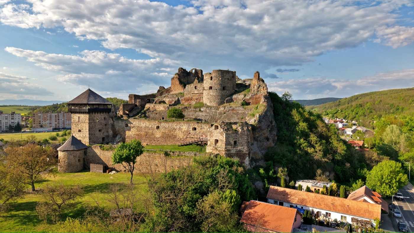 Letecký záber — mesto a zeleň