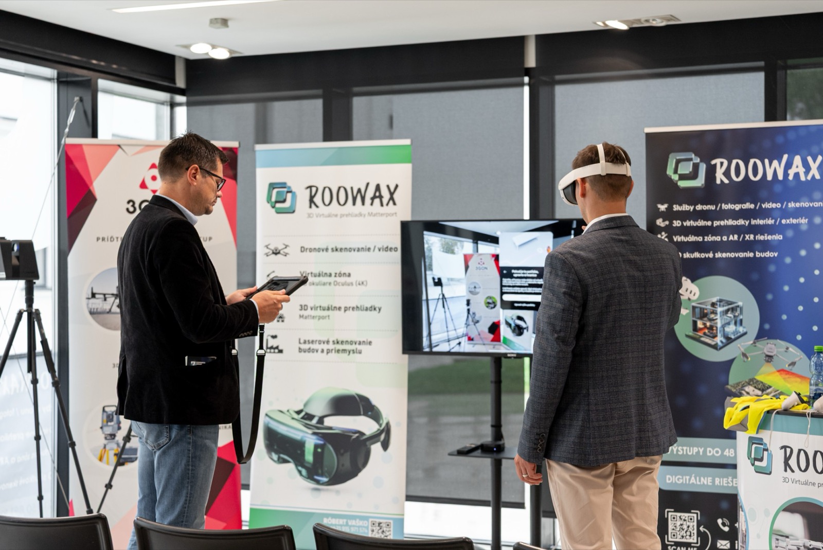 Workshop Living City 2025 — návštevník s 3D okuliarmi ROOWAX