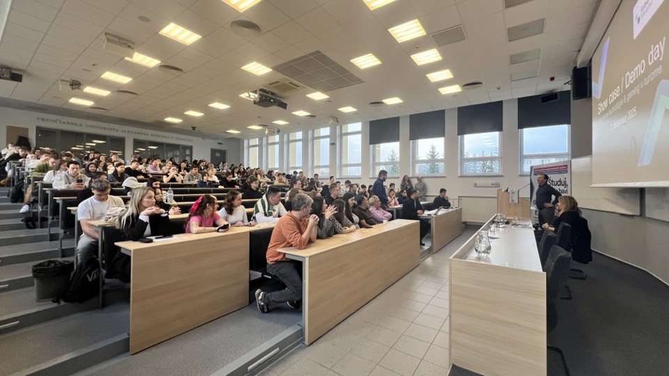 Prednáška ROOWAX na Trenčianskej univerzite A. Dubčeka — Show case / Demo day, študenti v aule