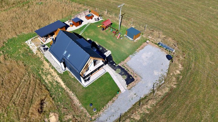 Letecký záber — Chalet pod Skalou — celý pozemok zhora