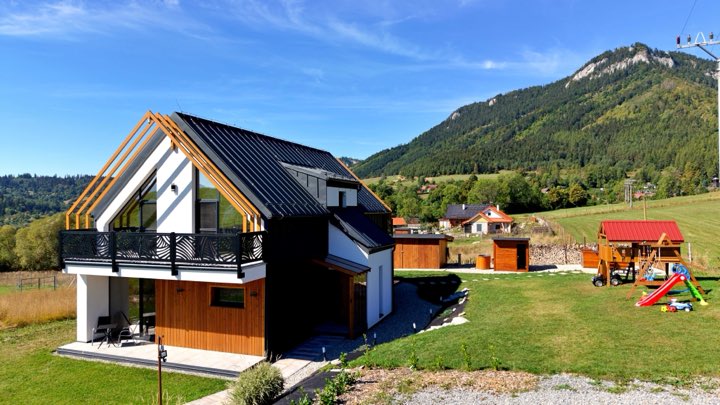 Letecký záber — Chalet pod Skalou — chalet a skala nad dolinou