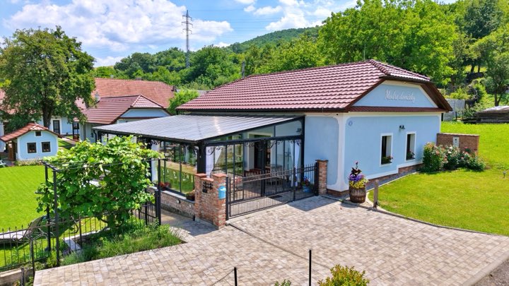 Letecký záber — Modré domčeky — domčeky a terasa