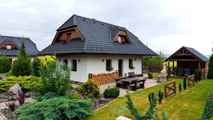 Letecký záber — Villa Mia — dom a záhrada z výšky