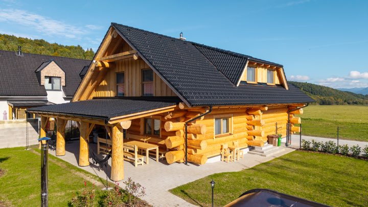 Letecký záber — Wellness zrub Valča — zrub a terasa