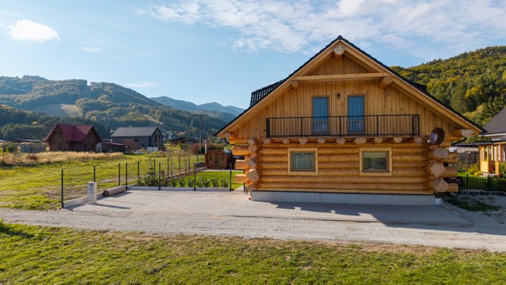 Letecký záber — Wellness zrub Valča — zrub v doline