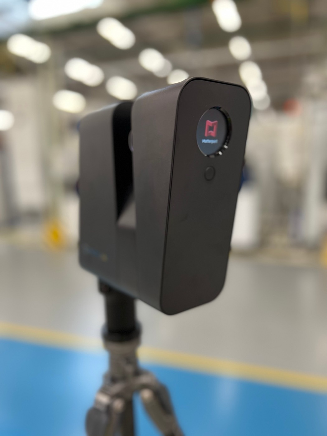 3D skener Matterport Pro3 na statíve počas skenovania